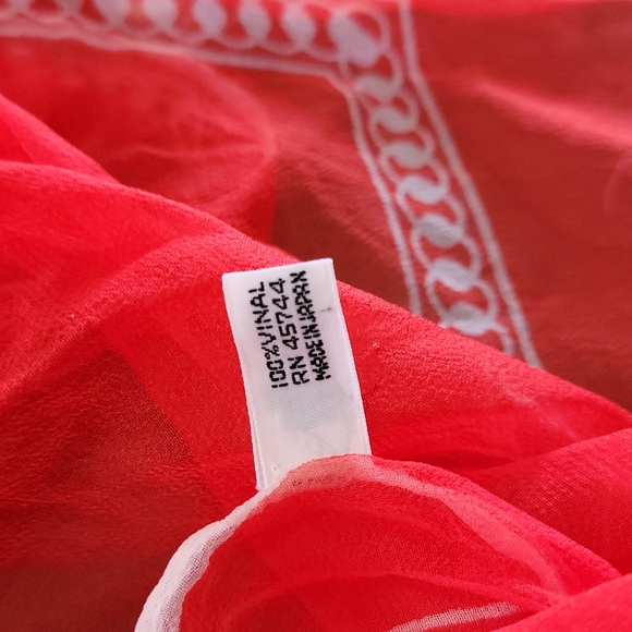 100% Vinal Monogrammed "T" Red Scarf White Piping - Picture 4 of 6